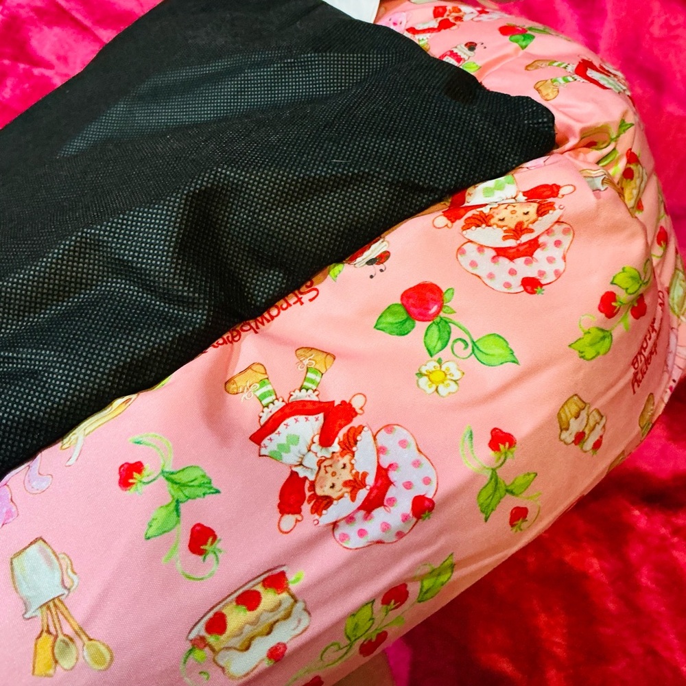 Strawberry Shortcake Pet Bed 🩷🍓 - Picture 4 of 4